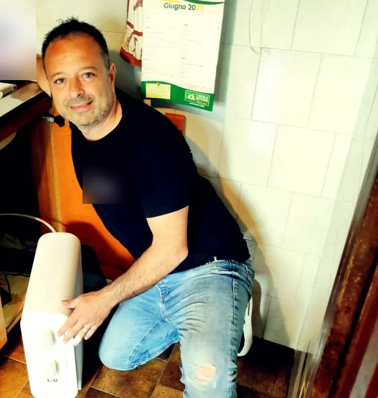 Cantor, titolare, durante l'installazione di un depuratore acqua