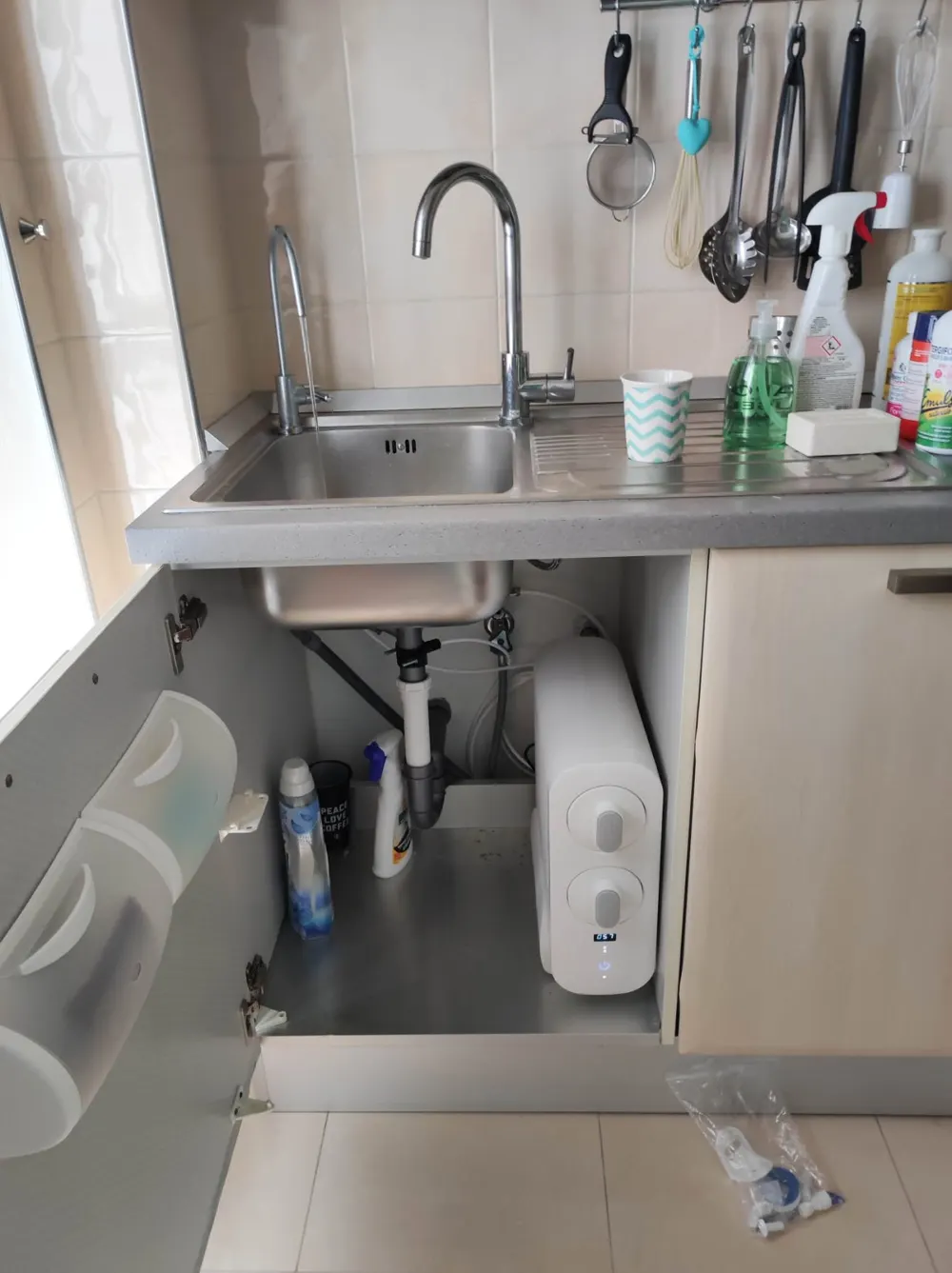 Depuratore acqua domestico installato sotto il lavello in cucina